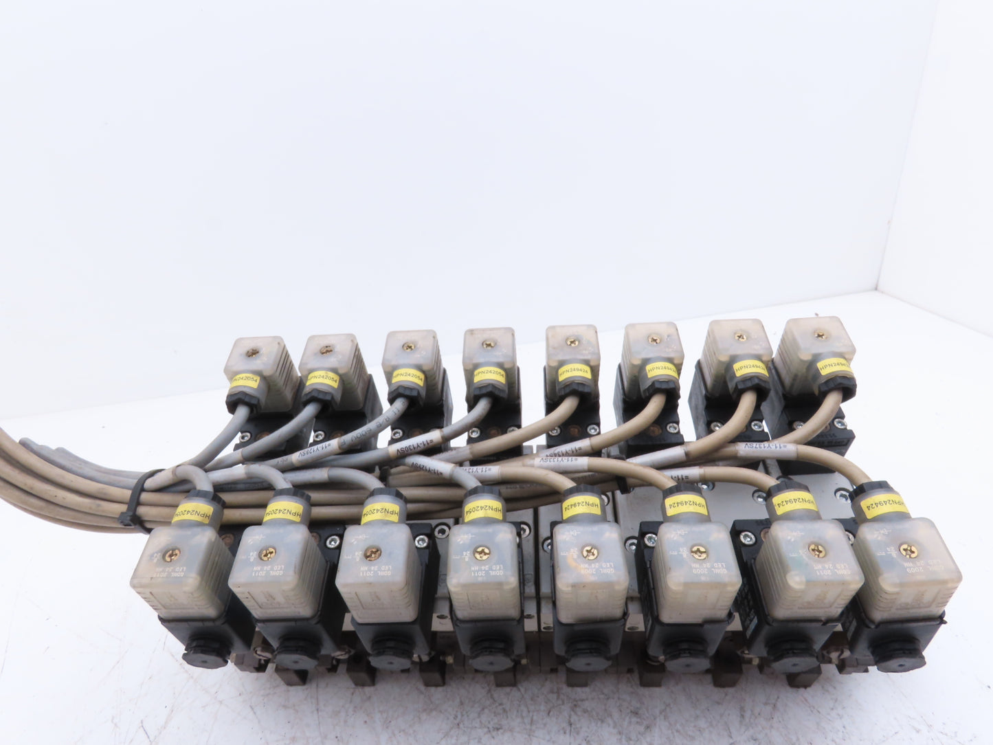 Numatics Pneumatic Solenoid Valve 8-Station Manifold 24VDC