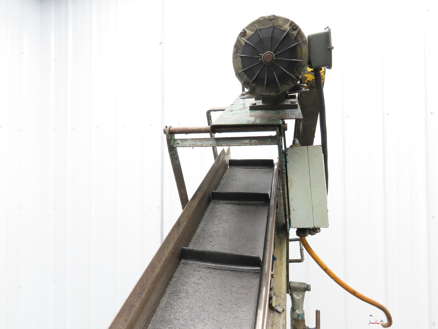 9'L Portable Parts Conveyor 8" Cleated Belt Adj Incline 3PH Chain Drive 75FPM