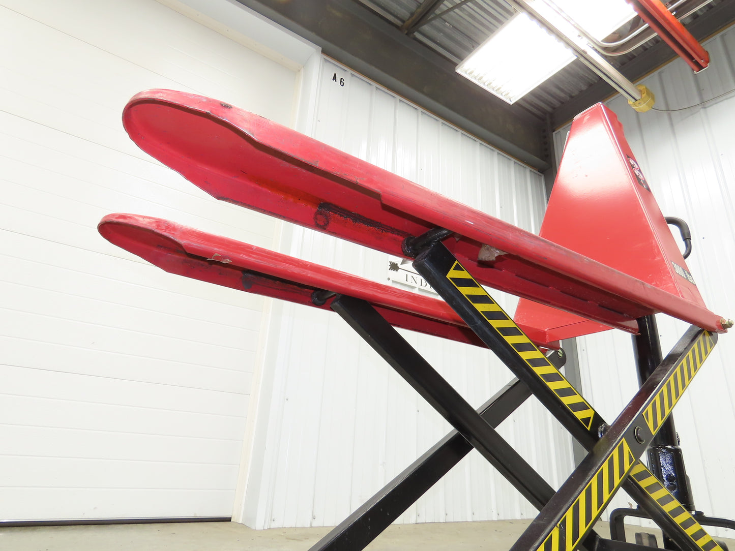 Uline H-5442 Manual Narrow Pallet Lifter 3000lb Jack 46" Long 31" Lift Height