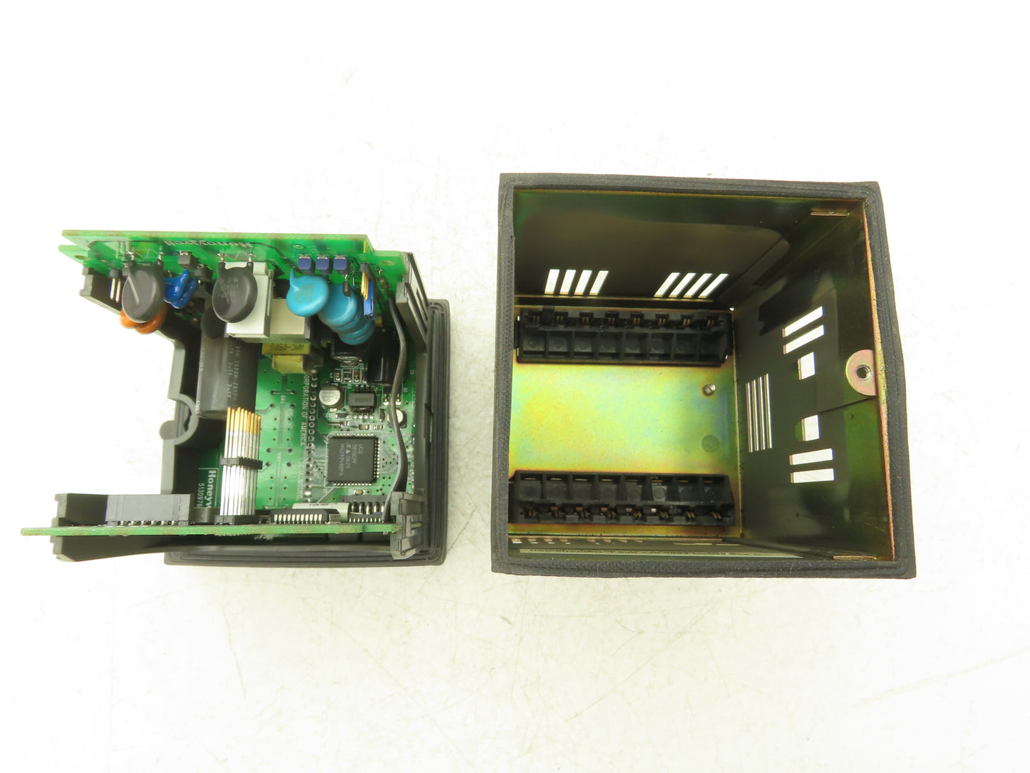 Honeywell UDC2300 Mini-Pro Temperature Controller DC230L-E0-00-10-0A00000-20-0