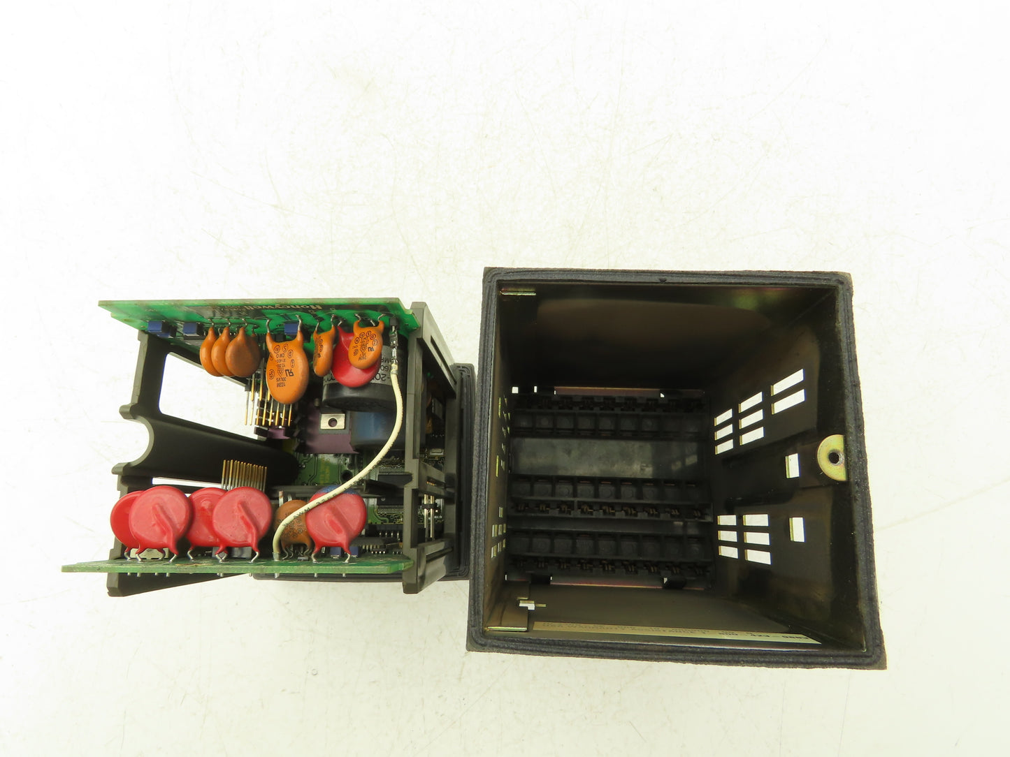 Honeywell UDC3300  Digital Temperature Controller DC330B-KE-000-20-000000-00-0