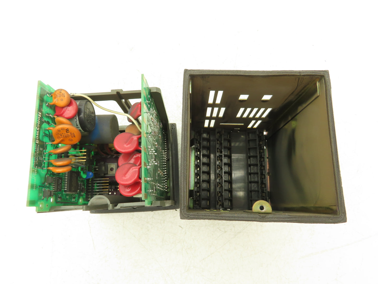 Honeywell UDC3300  Digital Temperature Controller DC330B-KE-000-20-000000-00-0