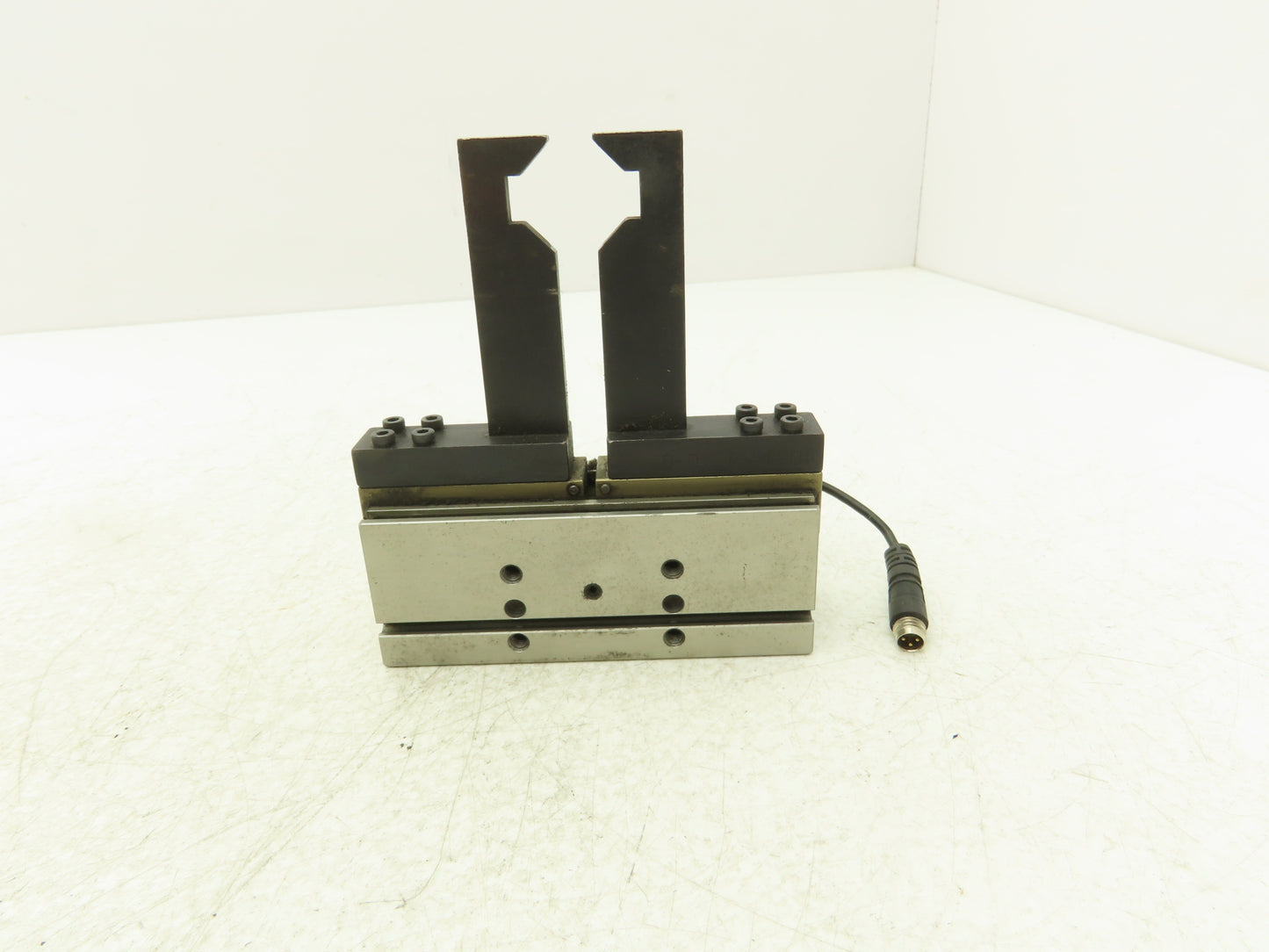 De-Sta-Co DPG-10M-4-C Pneumatic 2-Jaw Parallel Gripper Cylinder 1" Stroke 50lbf