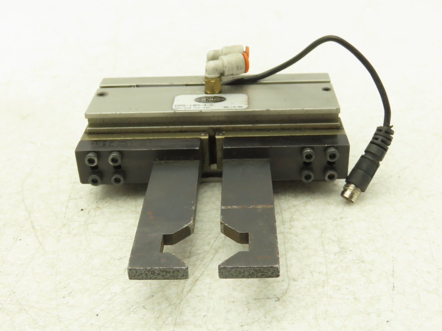 De-Sta-Co DPG-10M-4-C Pneumatic 2-Jaw Parallel Gripper Cylinder 1" Stroke 50lbf