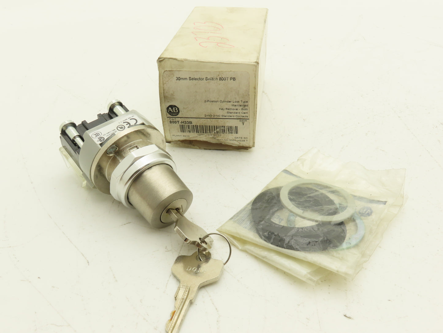 Allen Bradley 800T-H33B Cylinder Lock Selector Switch 2 Position Keyed Ser T