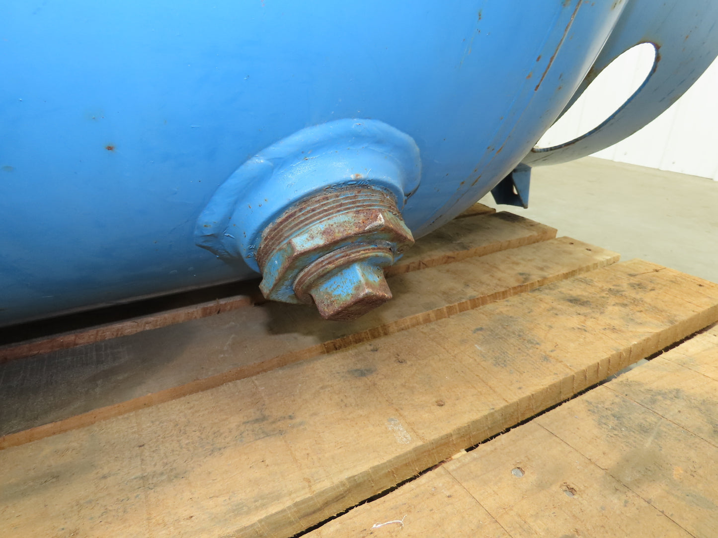 Manchester Vertical Compressed Air Receiver Tank 200 Gallon 200 PSI 30"x 81"