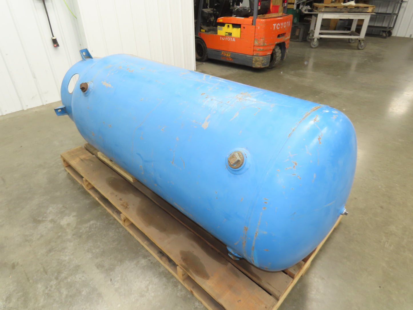 Manchester Vertical Compressed Air Receiver Tank 200 Gallon 200 PSI 30"x 81"