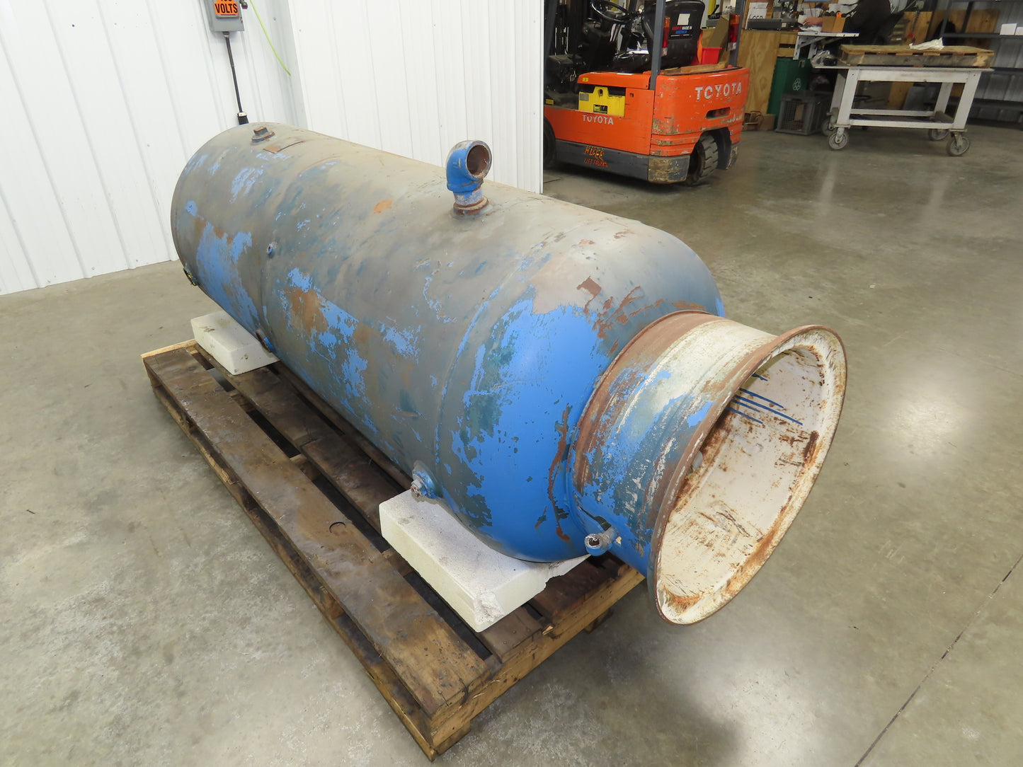 Manchester Vertical Compressed Air Receiver Tank 240 Gallon 200 PSI 30"x 93"