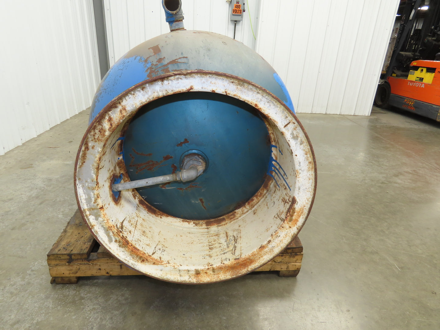 Manchester Vertical Compressed Air Receiver Tank 240 Gallon 200 PSI 30"x 93"