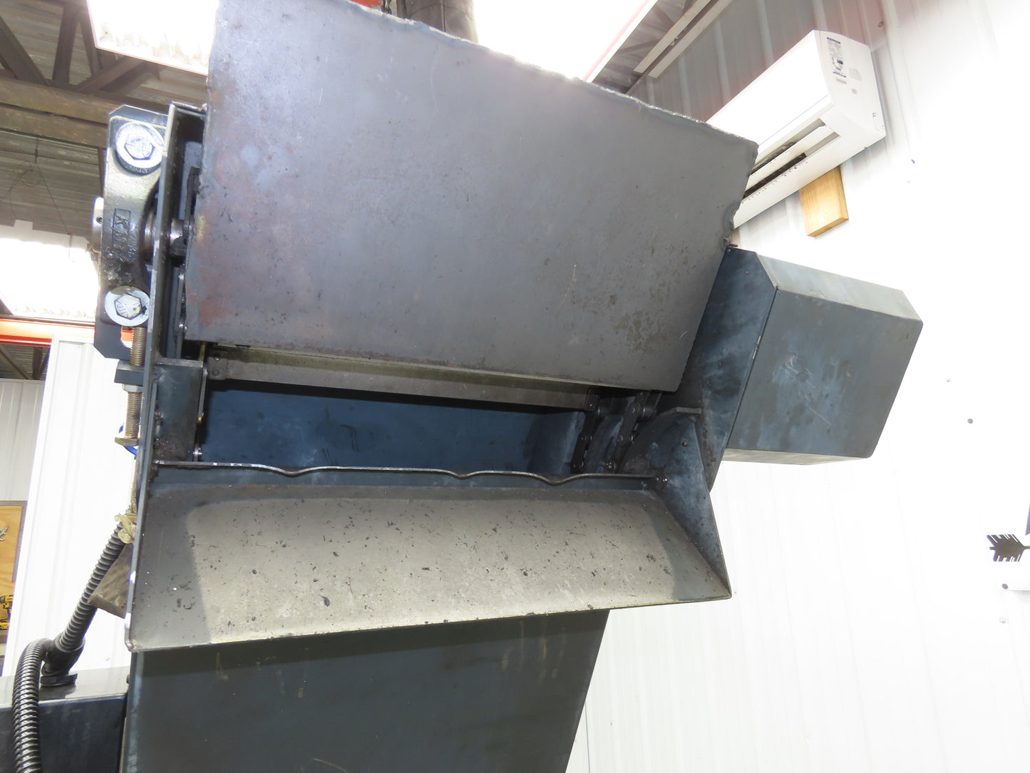 Chip Conveyor Scraper Chain w/Coolant Filters 25"x 38" Infeed 56"H 230V 3PH