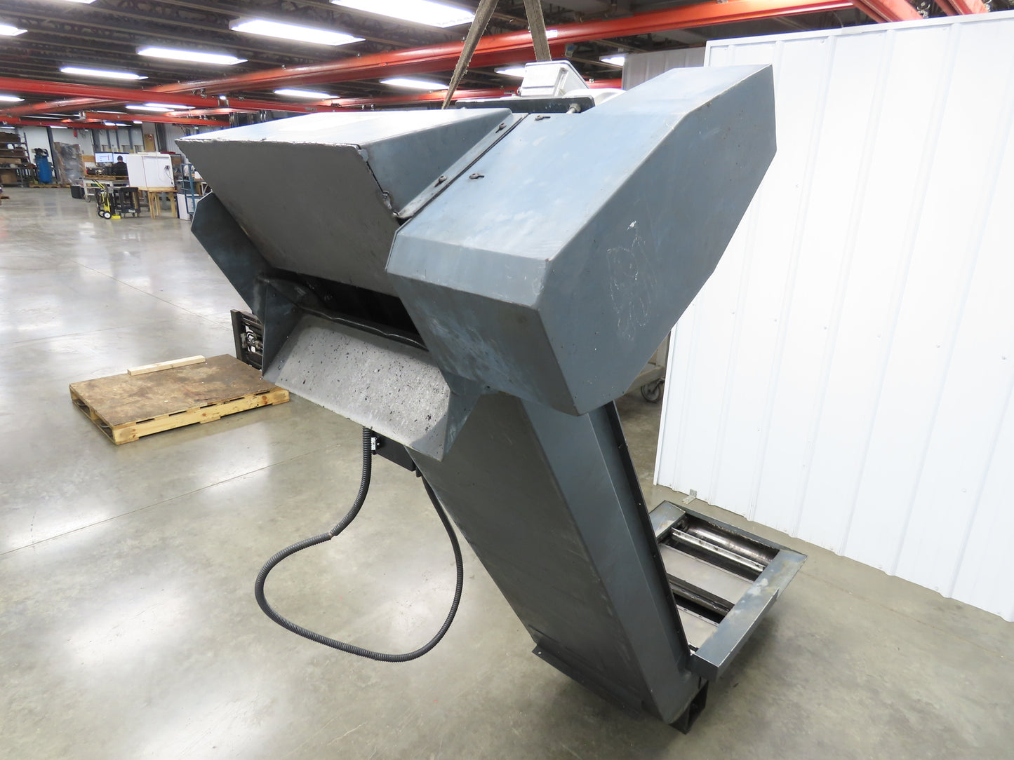 Chip Conveyor Scraper Chain w/Coolant Filters 25"x 38" Infeed 56"H 230V 3PH