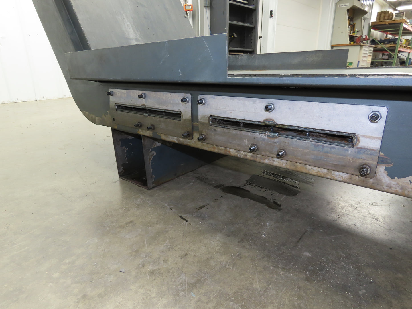 Chip Conveyor Scraper Chain w/Coolant Filters 25"x 38" Infeed 56"H 230V 3PH