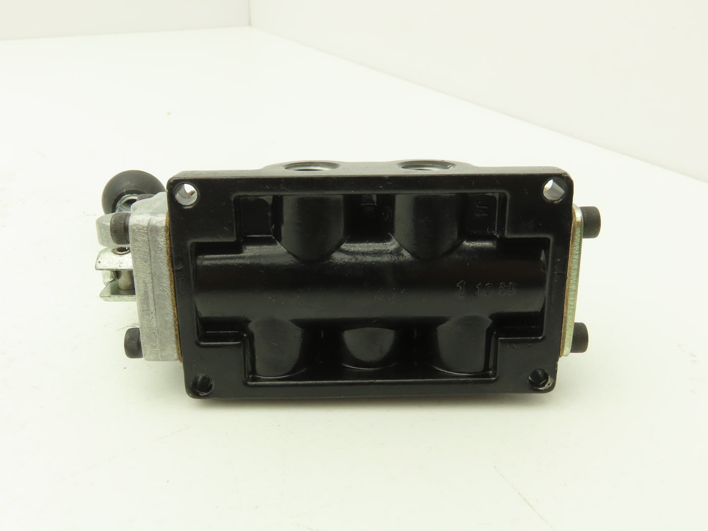 AAA Products HE2 Manual Valve 2 Position Manual Return 1/4"NPTF