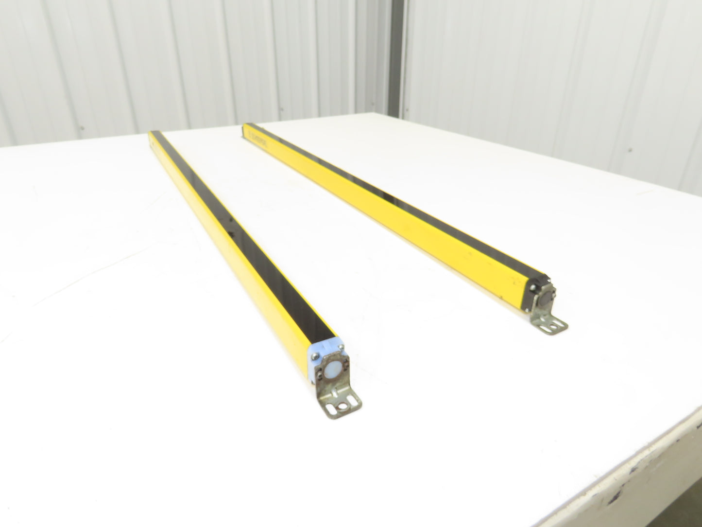 Schmersal SLC440COM-ER-0890-14 Safety Light Curtain Transmitter & Receiver Set