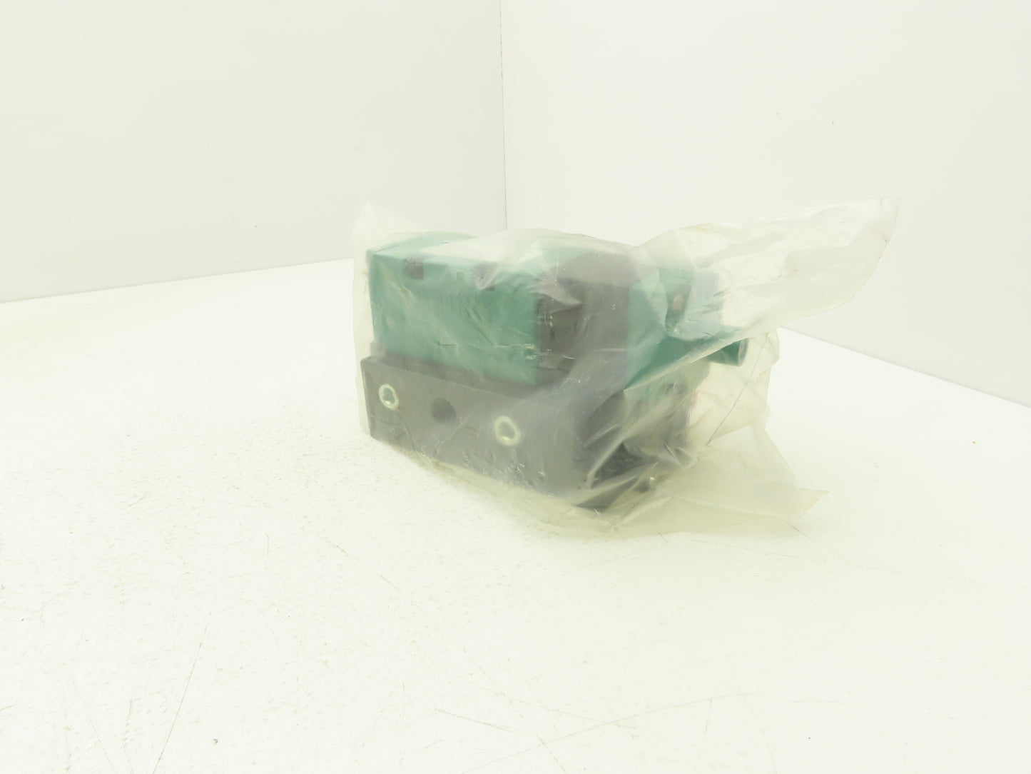 Numatics 553SA431K000030 Pneumatic Directional Solenoid Valve 3/8" Manifold 120V
