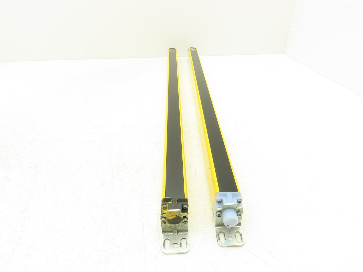 Schmersal SLC440-ER-0570-14-01 Safety Light Curtain Transmitter & Receiver Set