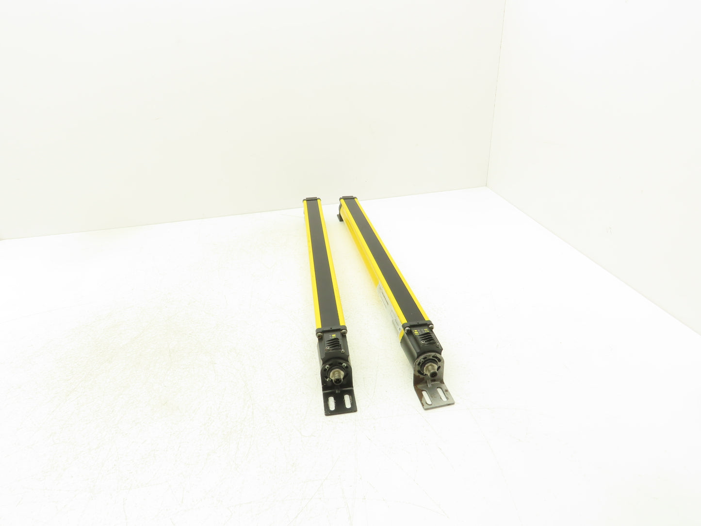 Allen Bradley 440L-P4J0480YD Light Curtain Guardmaster Receiver/Transmitter Set
