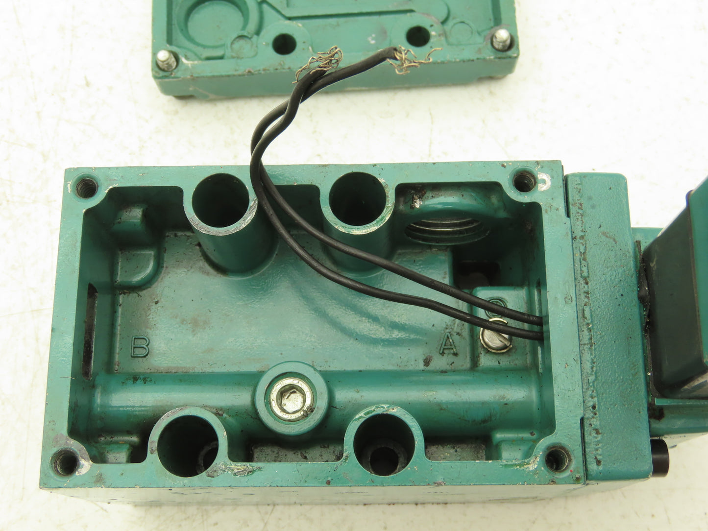 Numatics 228-536B Pneumatic Directional Solenoid Valve Coil 120V