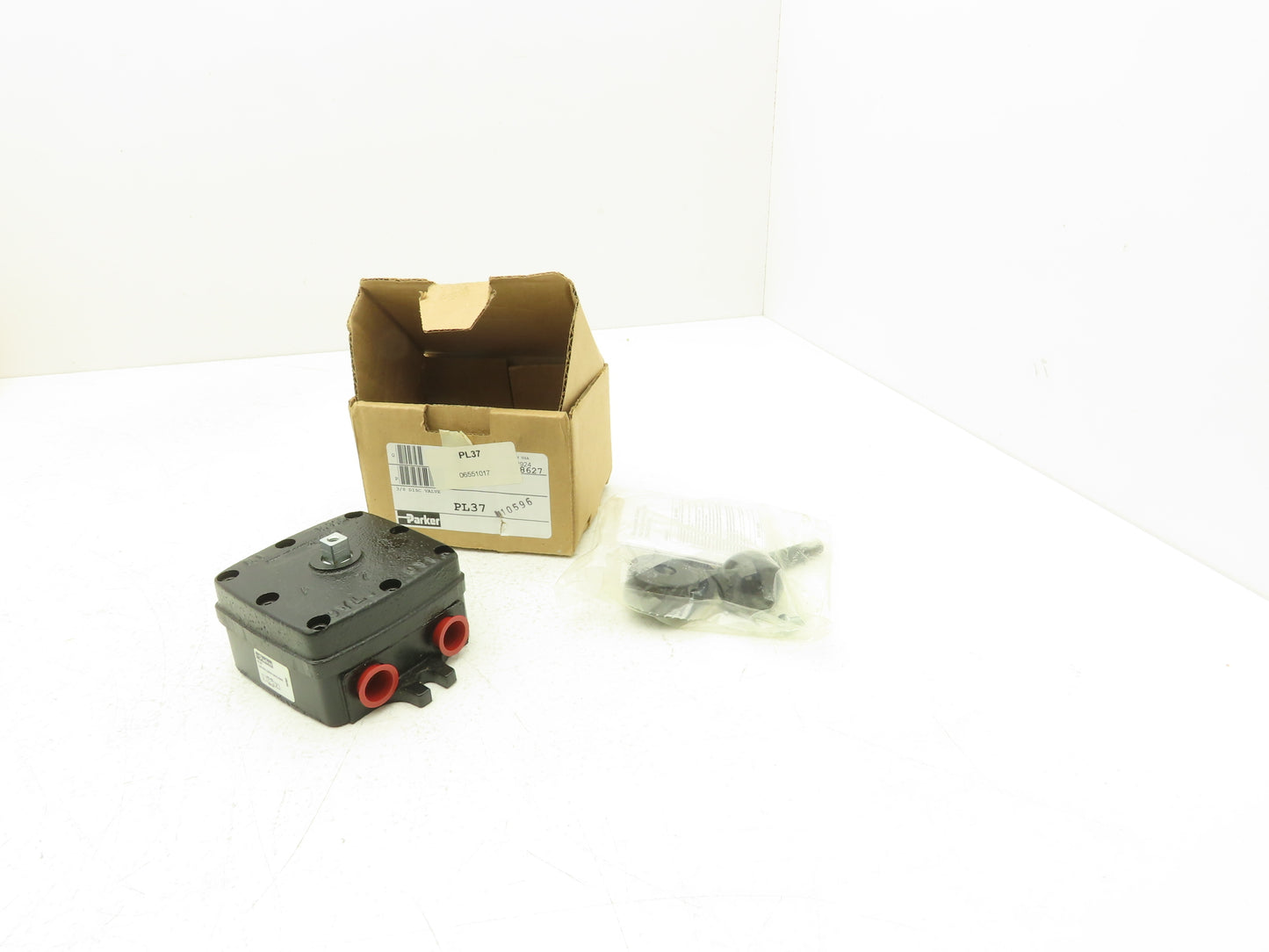 Parker PL37 Pneumatic Manual Directional Valve 4-Way 3-Pos 3/8"NPT w/Handle