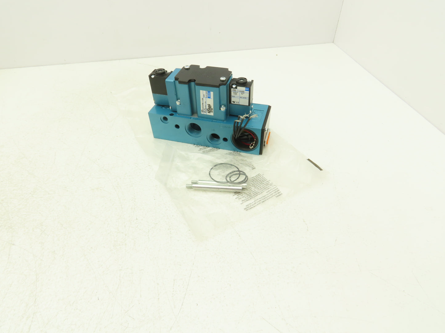 MAC 6321D-513-PM-111DA Pneumatic Solenoid Valve 150PSI 120V 1/2"NPT Manifold