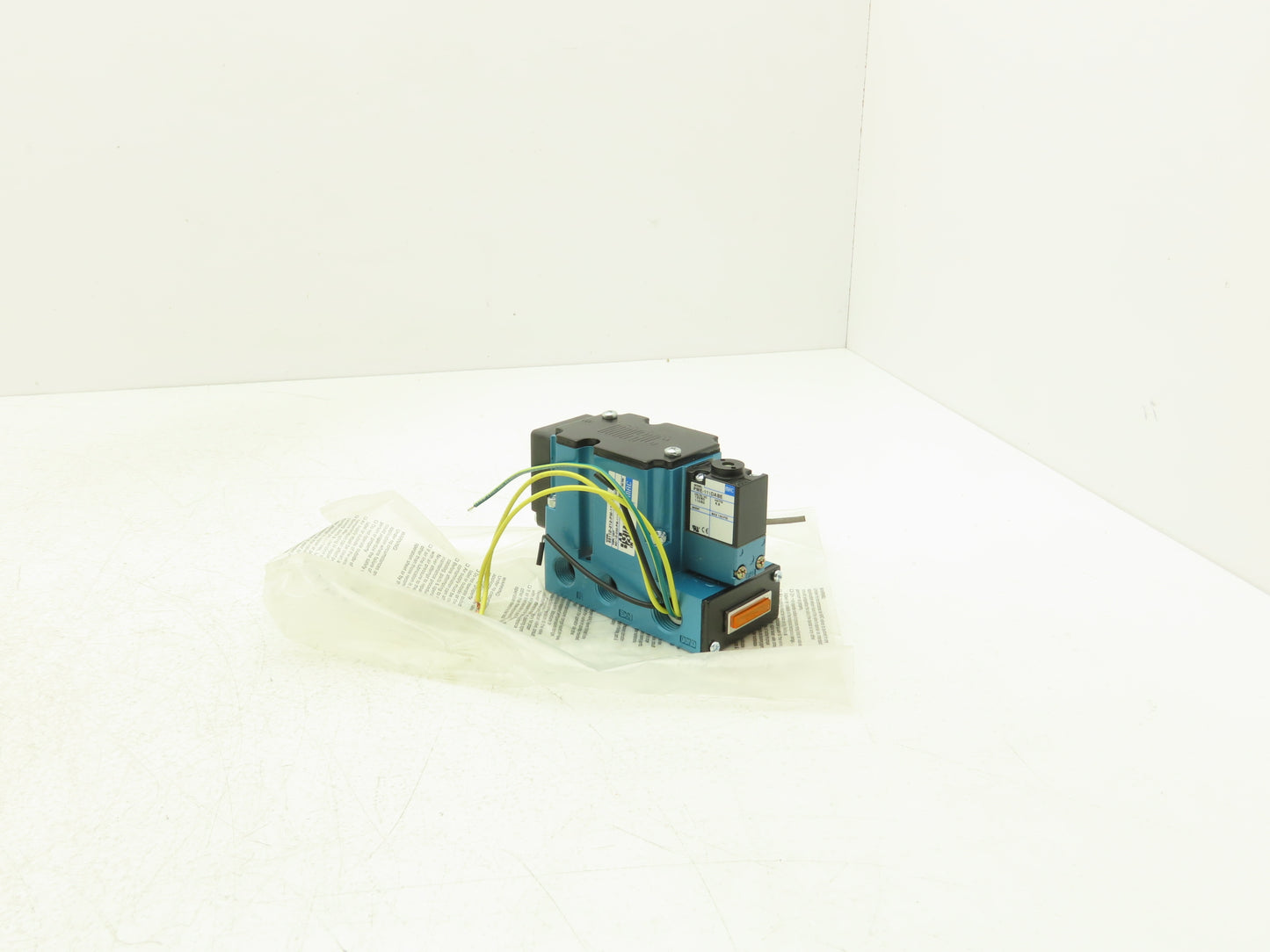 MAC 6311D-212-PM-111DA Pneumatic Solenoid Valve 150PSI 120V 3/8"NPT Manifold