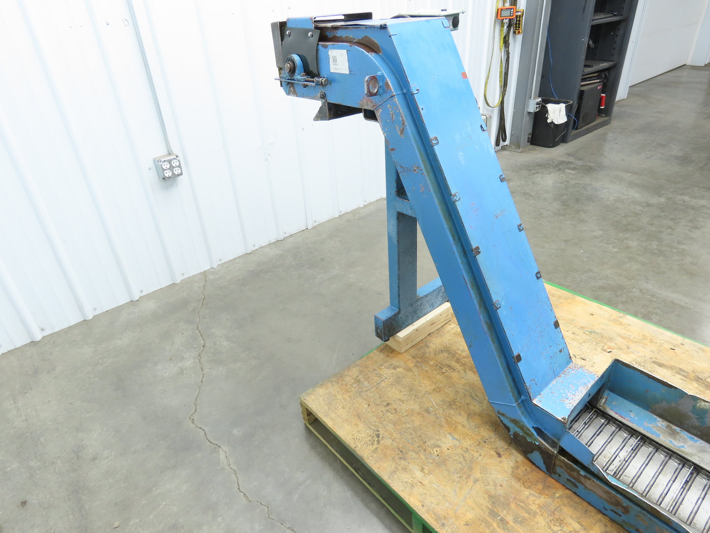 Tsubaki 10"W x 90"L Chip Conveyor 7.5"Belt 45" Infeed 38"H Discharge 220V 3PH