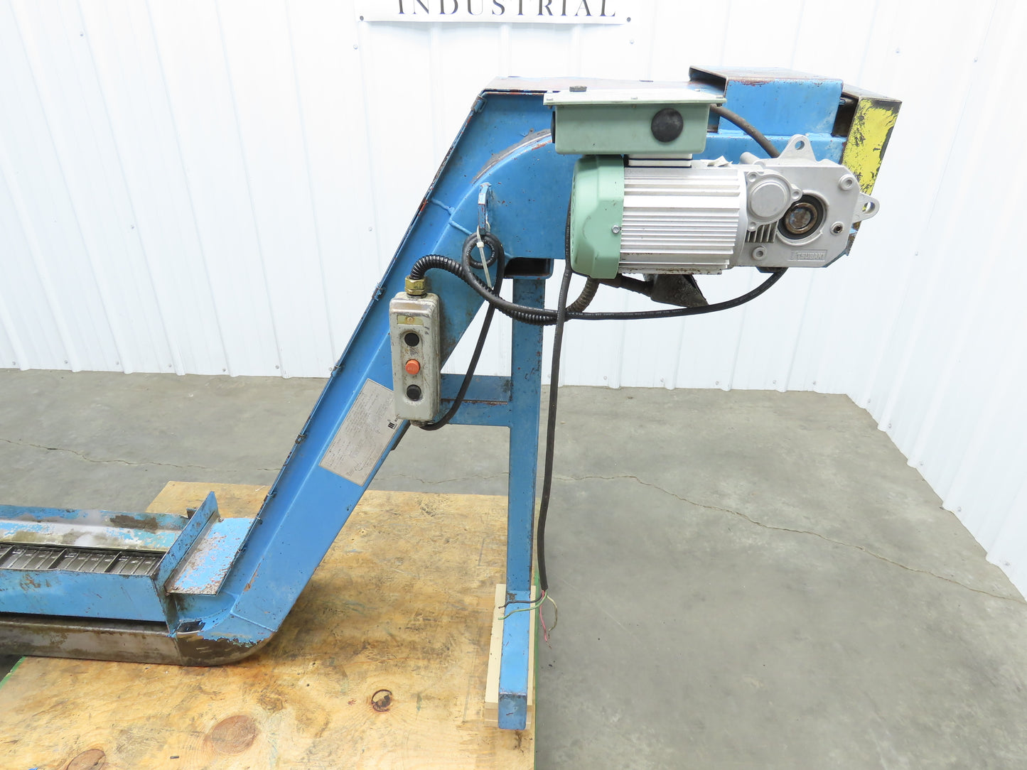 Tsubaki 10"W x 90"L Chip Conveyor 7.5"Belt 45" Infeed 38"H Discharge 220V 3PH