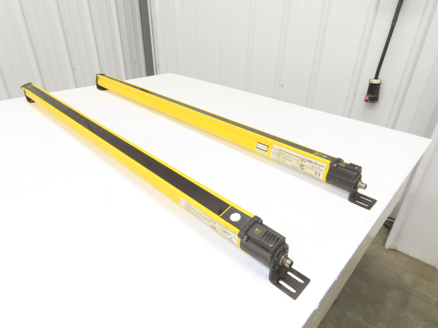 440L-P4J0960YD Guardshield Safety Light Curtain Transmitter/Receiver Set -READ