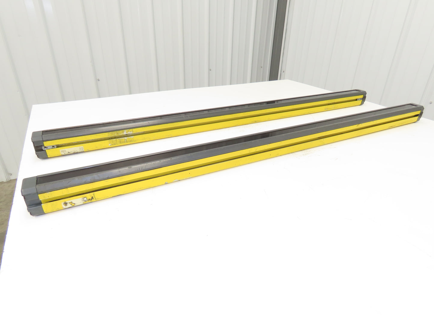 Leuze Safety Light Curtain Transmitter Receiver Set 1050mm - for Parts or Repair