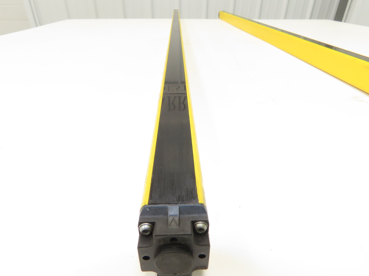 Schmersal SLC440COM-E-1290-14 Safety Light Curtain Emitter Only -Parts or Repair