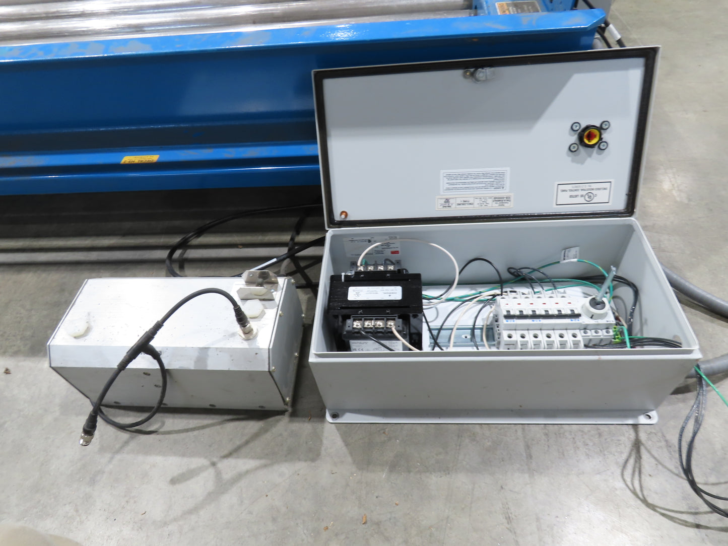 Hytrol 58"W x 15'L Pallet Conveyor 2.5"Roller 51.5"BF 3PH EZ-Logic Zones 30FPM