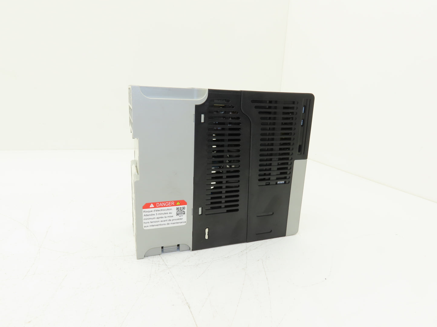 Allen Bradley 25B-D2P3N104 PowerFlex 525 VFD AC Drive 1Hp 480V 3Ph FRN 5.001