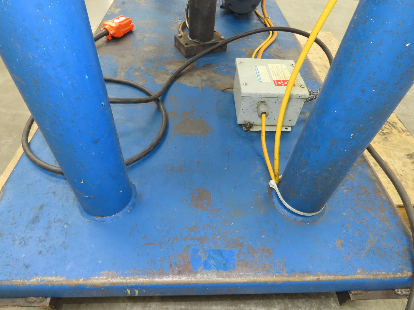 1000lbs Hydraulic Lift 4 Post Work Table Bench 71x31" Top 32-48" Lift 120V