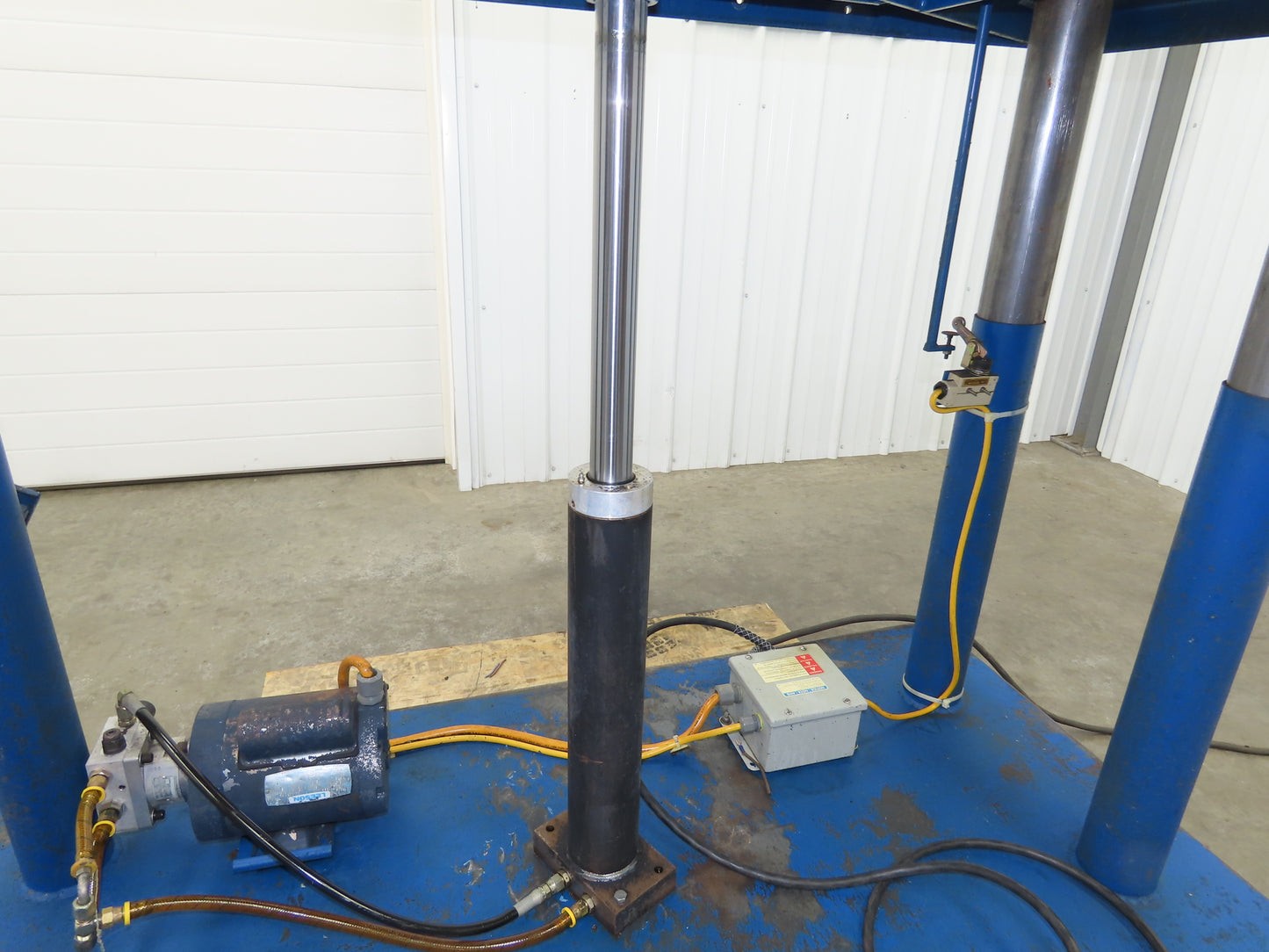 1000lbs Hydraulic Lift 4 Post Work Table Bench 71x31" Top 32-48" Lift 120V