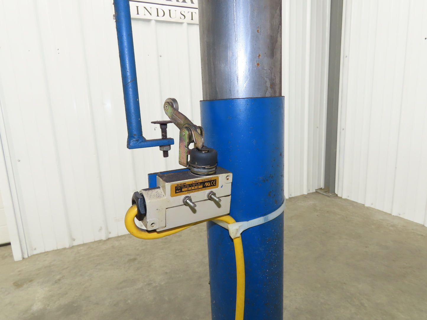 1000lbs Hydraulic Lift 4 Post Work Table Bench 71x31" Top 32-48" Lift 120V