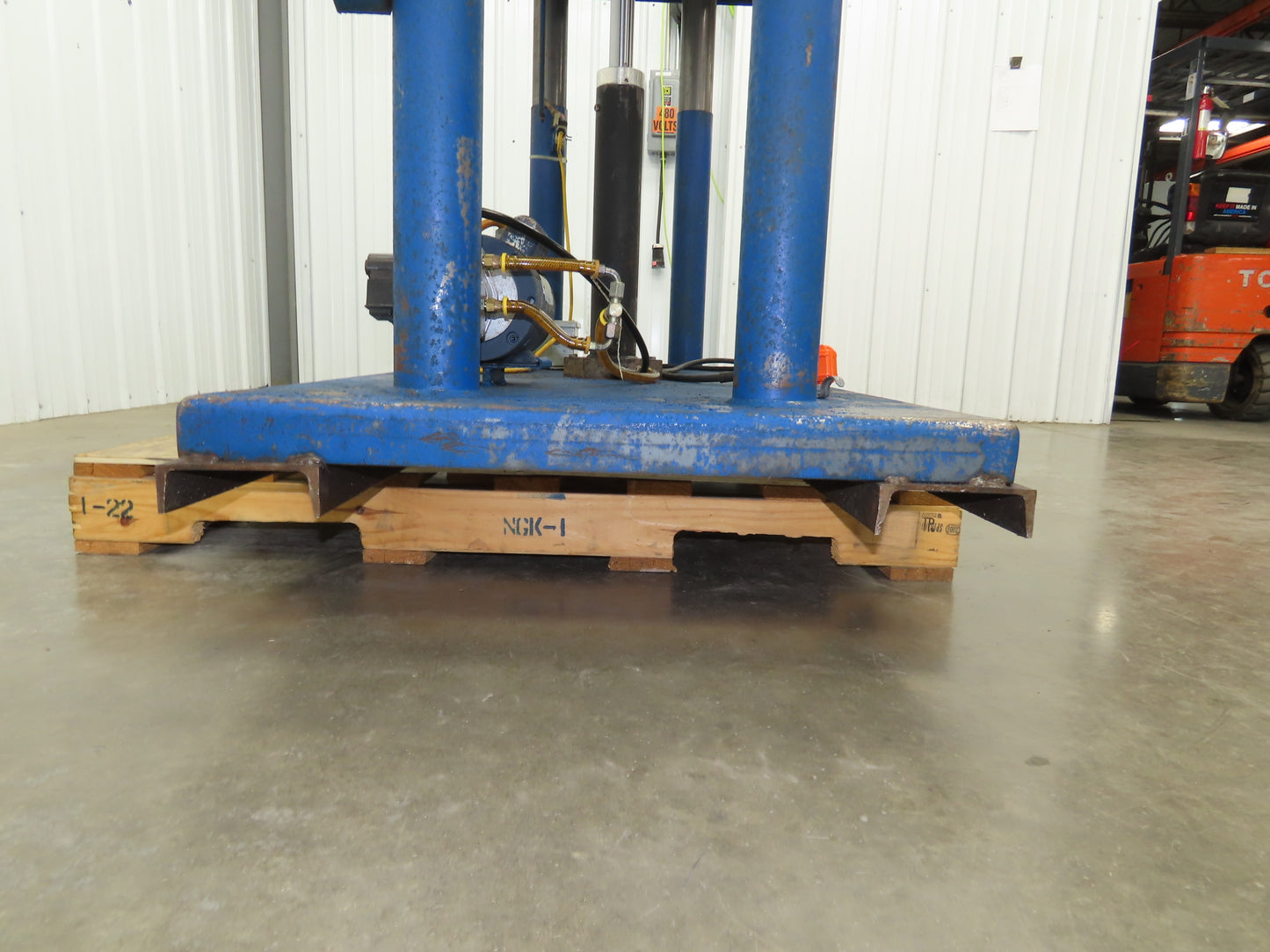 1000lbs Hydraulic Lift 4 Post Work Table Bench 71x31" Top 32-48" Lift 120V