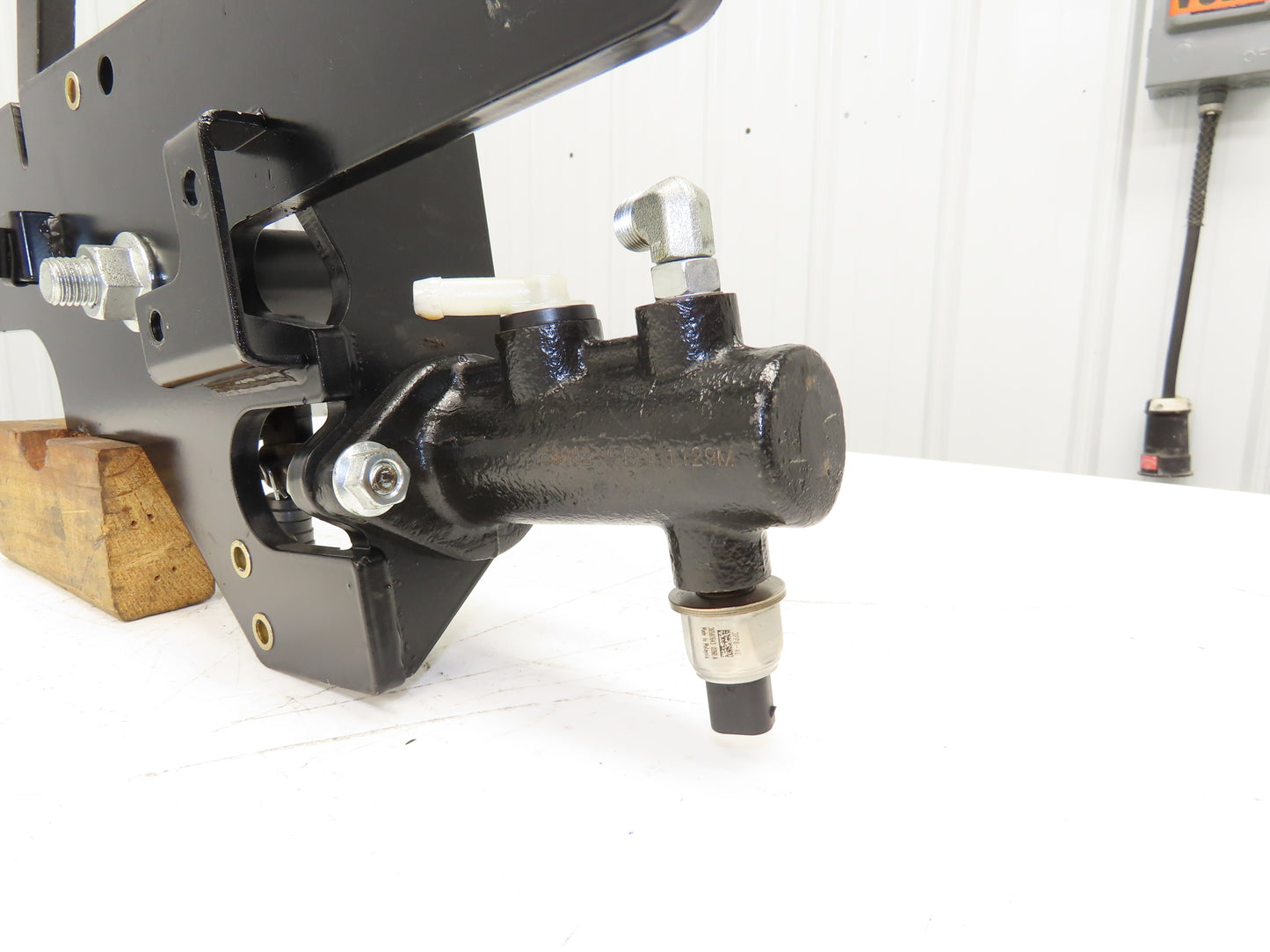 Hyster E80XN Forklift Brake Pedal & Master Cylinder & Bracket Assembly