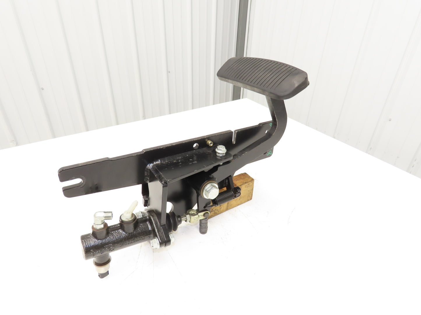 Hyster E80XN Forklift Brake Pedal & Master Cylinder & Bracket Assembly