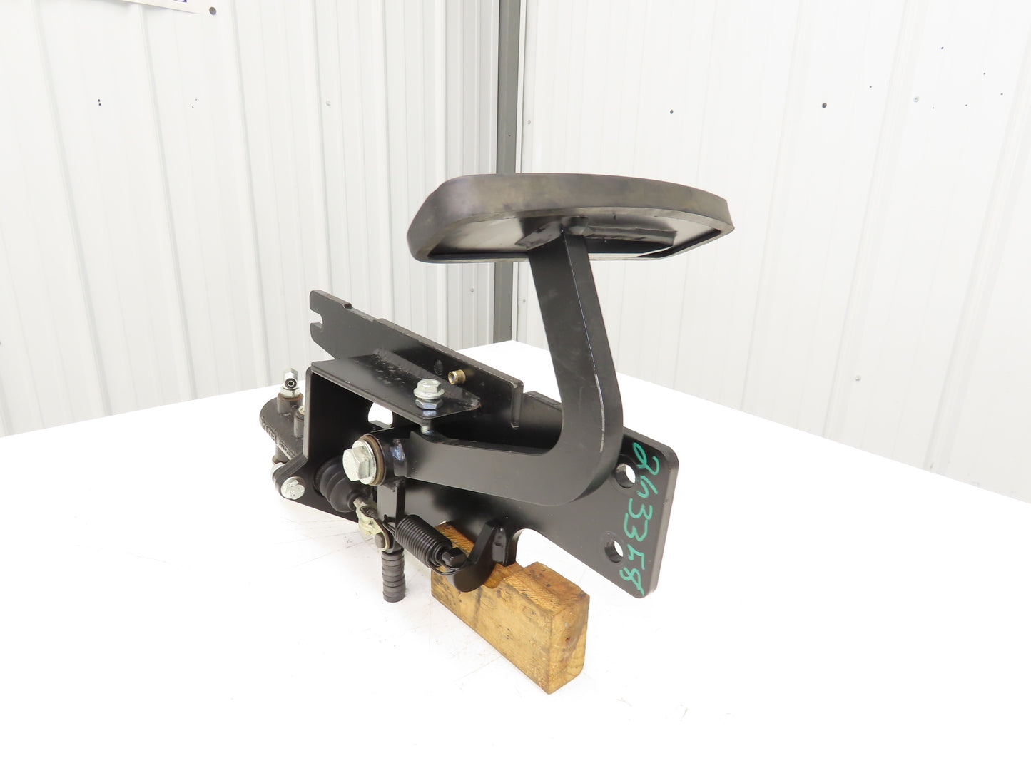 Hyster E80XN Forklift Brake Pedal & Master Cylinder & Bracket Assembly