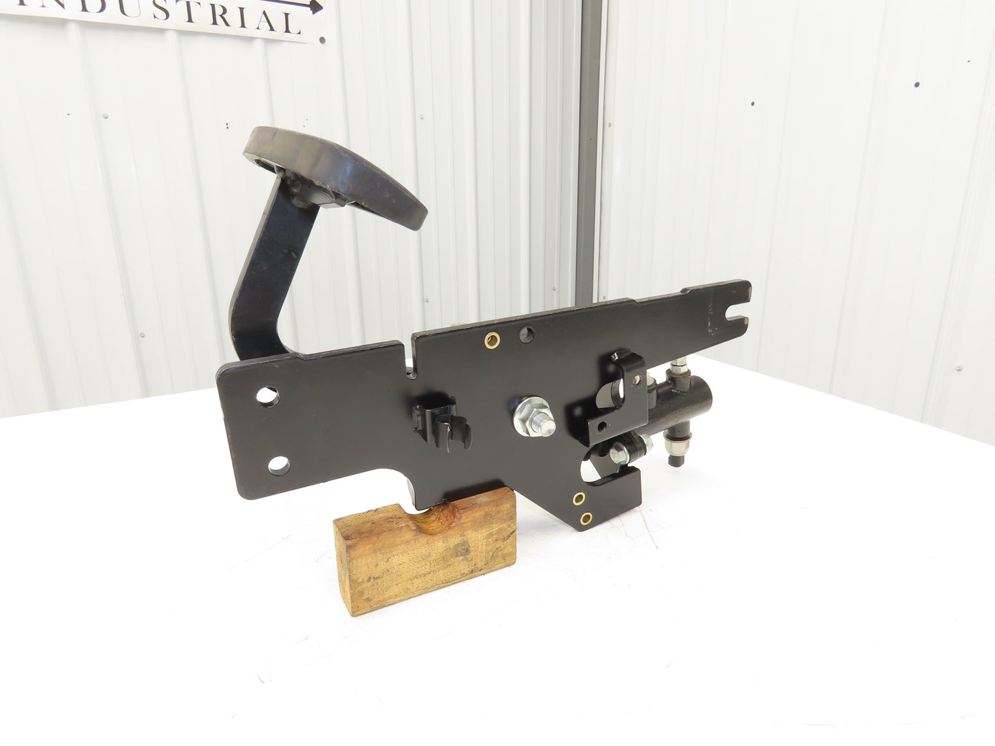 Hyster E80XN Forklift Brake Pedal & Master Cylinder & Bracket Assembly