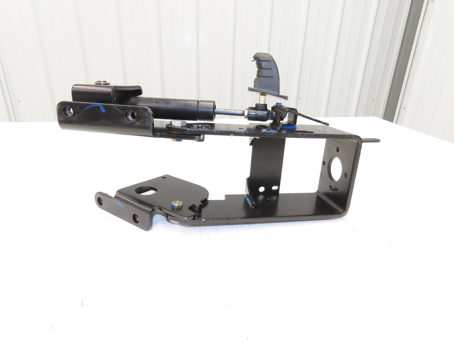 Hyster 8808585 Forklift Steering Column Tilt Bracket Assembly Removed From E80XN