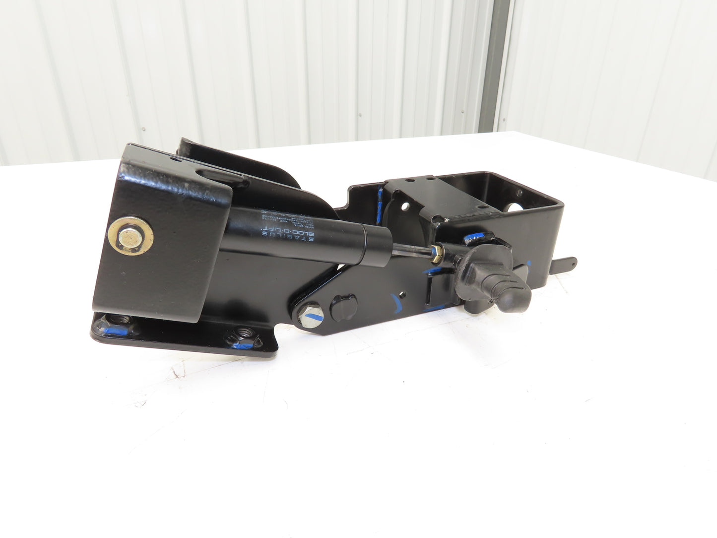 Hyster 8808585 Forklift Steering Column Tilt Bracket Assembly Removed From E80XN