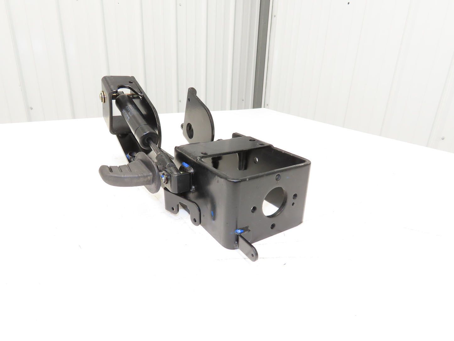 Hyster 8808585 Forklift Steering Column Tilt Bracket Assembly Removed From E80XN