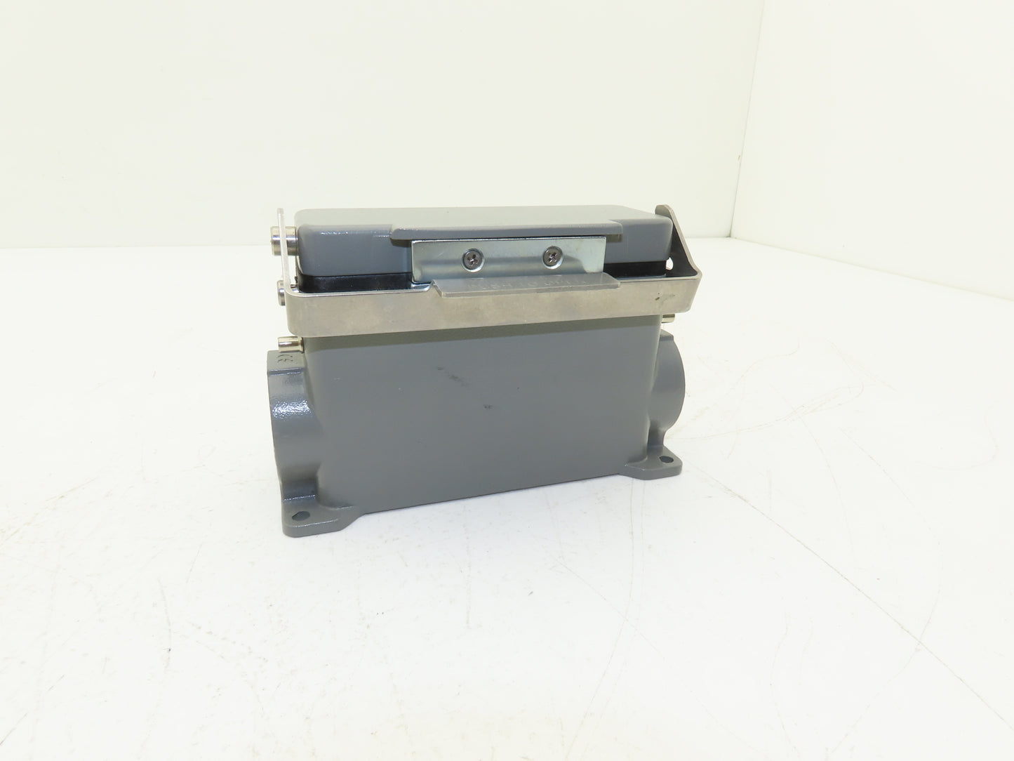 ZIPport ZP-MC24B-2-SM29CAL Surface Mount Housing Self Close w/Terminal Connector