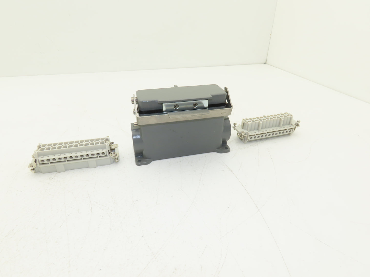 ZIPport ZP-MC24B-2-SM29CAL Surface Mount Housing Self Close w/Terminal Connector