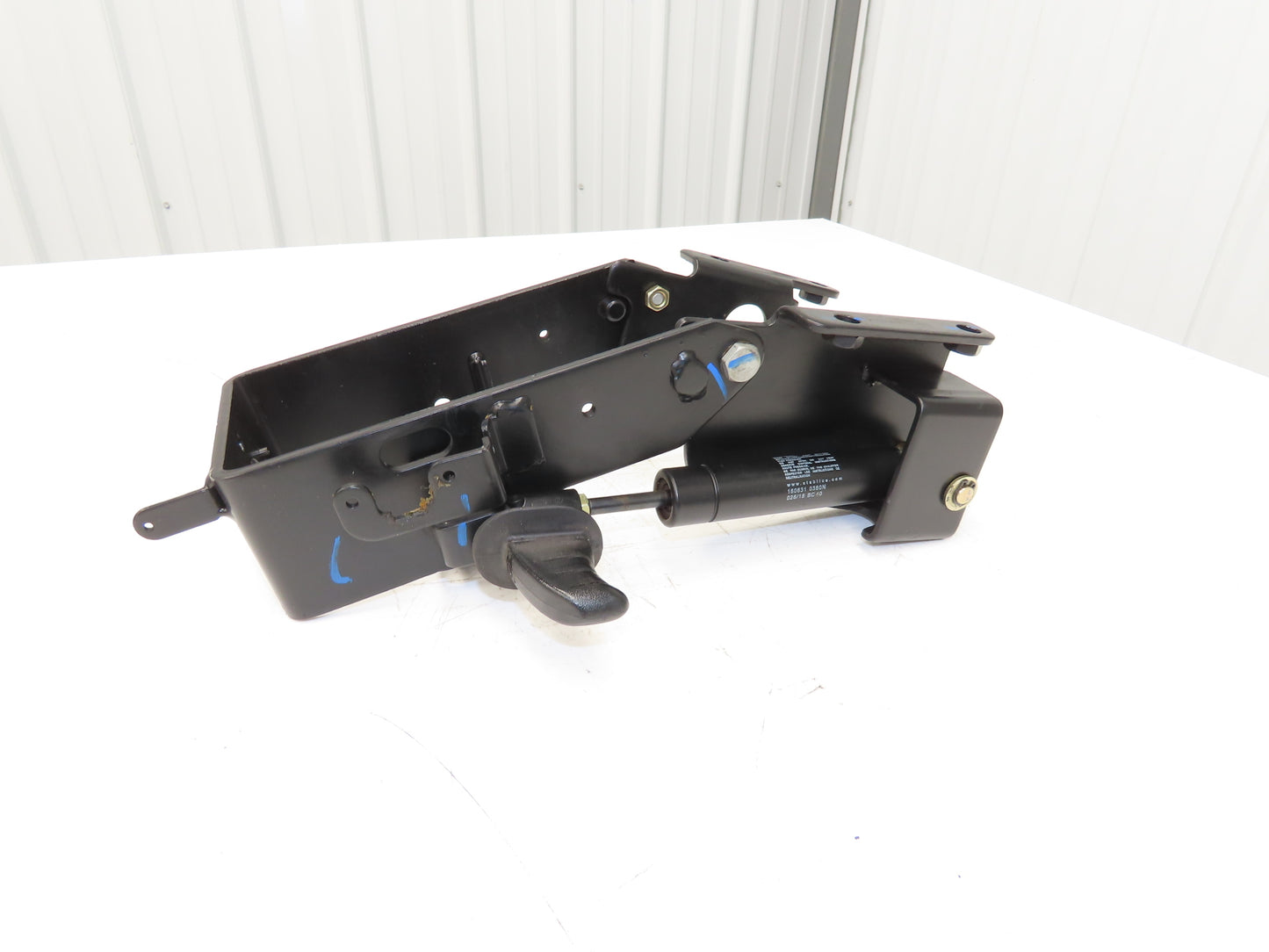 Hyster 8808585 Forklift Steering Column Tilt Bracket Assembly Removed From E80XN