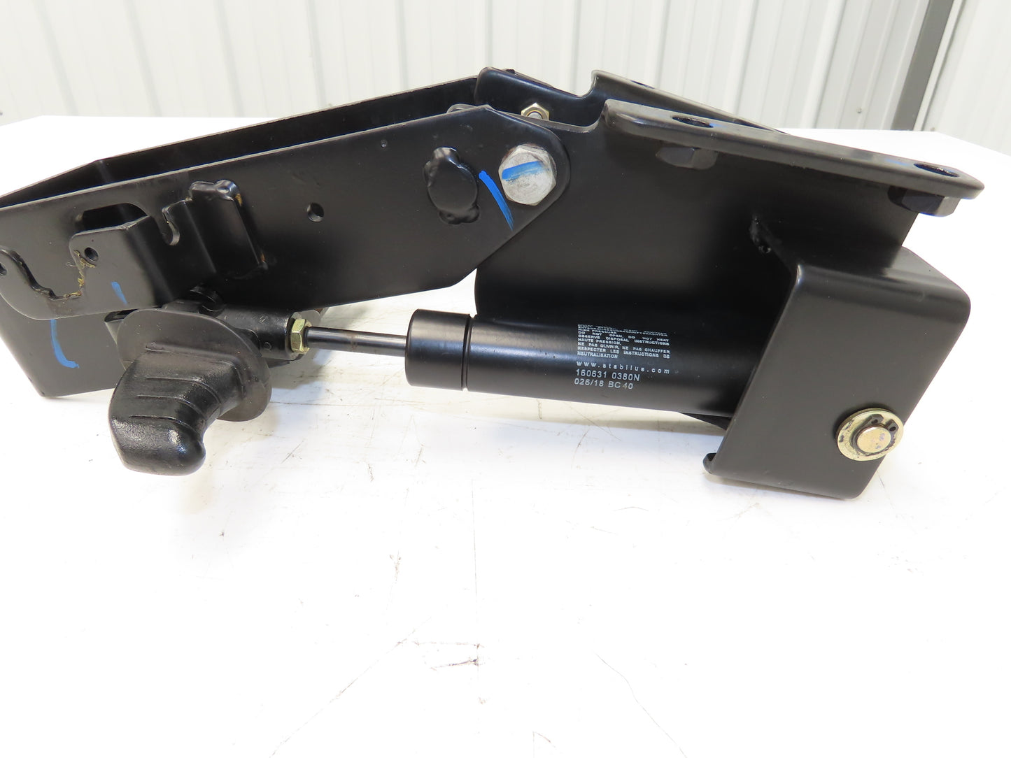 Hyster 8808585 Forklift Steering Column Tilt Bracket Assembly Removed From E80XN