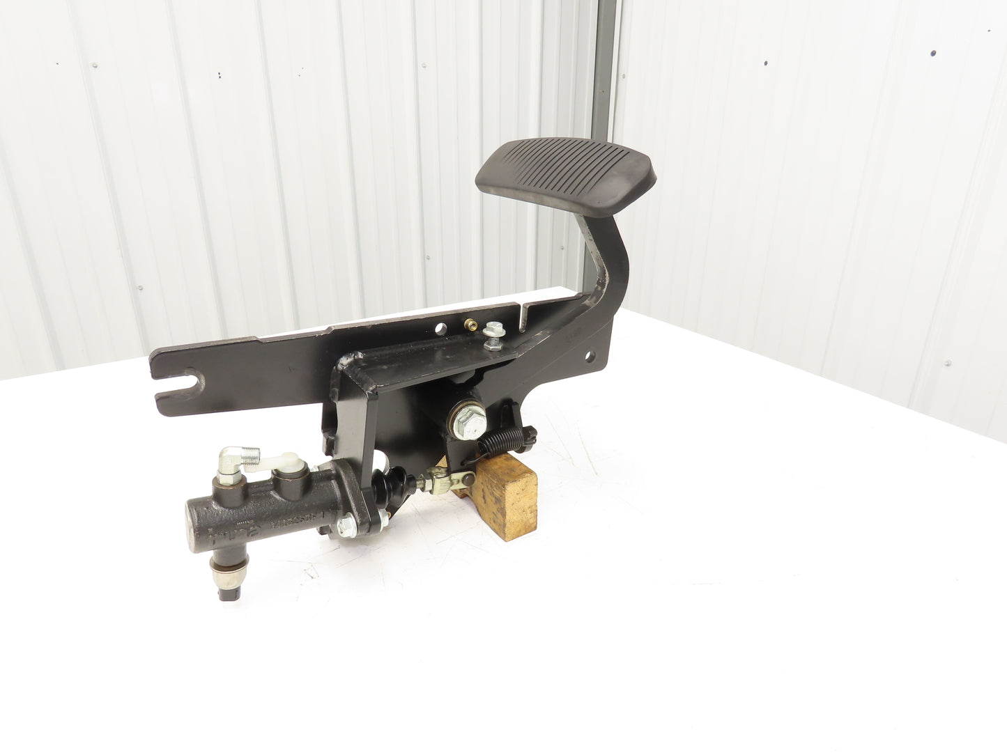 Hyster E80XN Forklift Brake Pedal & Master Cylinder & Bracket Assembly