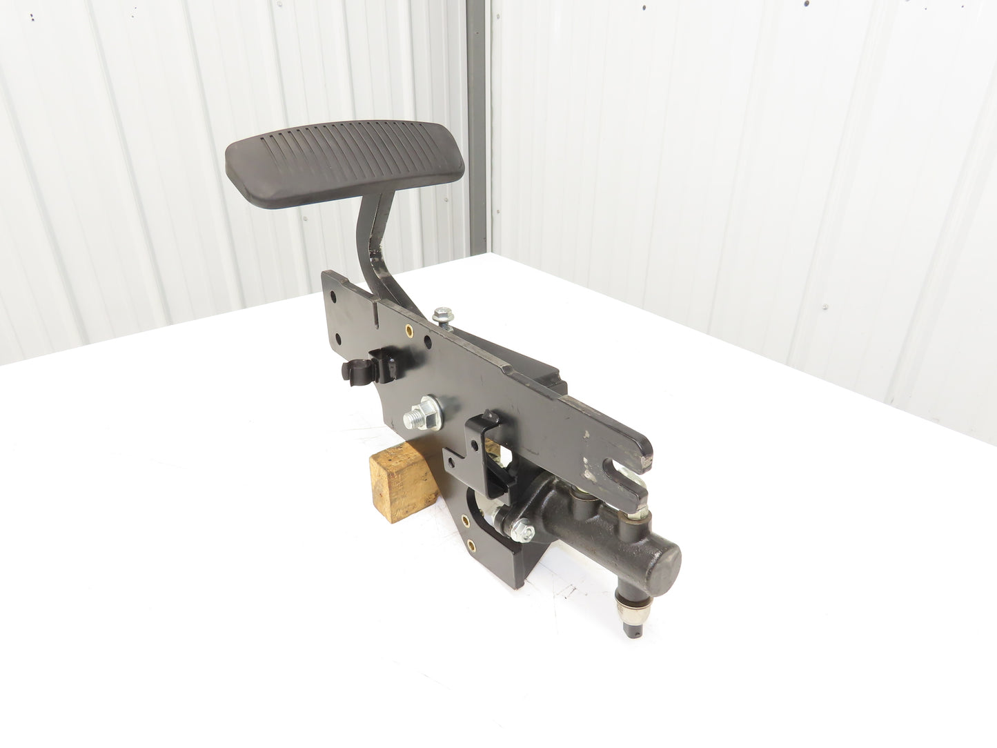 Hyster E80XN Forklift Brake Pedal & Master Cylinder & Bracket Assembly