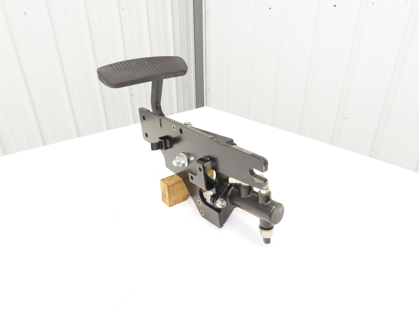 Hyster E80XN Forklift Brake Pedal & Master Cylinder & Bracket Assembly